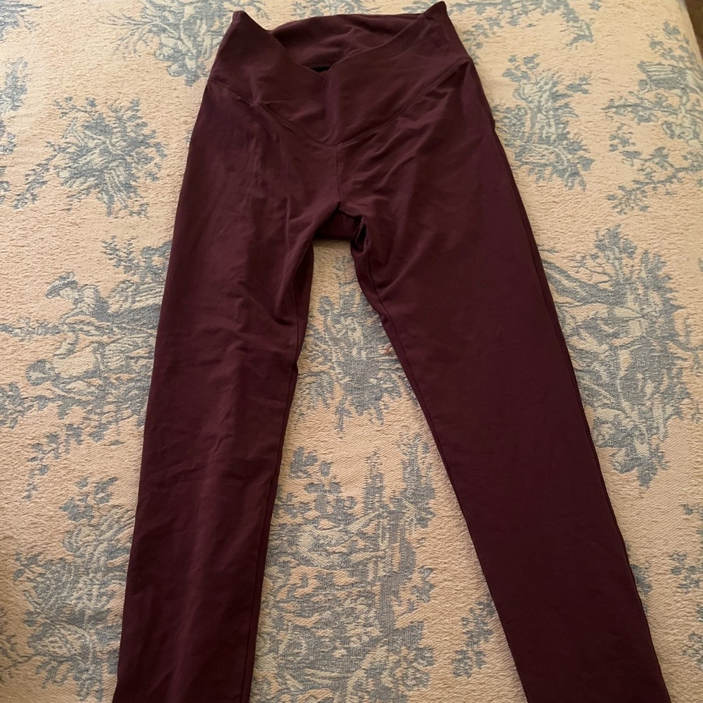 maroon leggings. vs/pink. full length, a bit of scrunch at the ankles when on